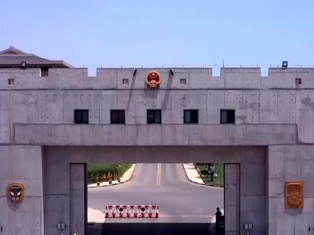 连日来,中国人民解放军驻吉布提保障基地持续开展“东非勇士”军事技能比武竞赛,近千名官兵围绕20多个特战课目同台竞技、血性比拼,掀起了一股人人抓练兵、一切为打赢的训练热潮。