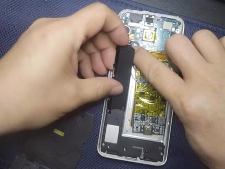 一个屏幕坏掉的老手机,去掉电池,加个大屏放车上用。#手机 #旧手机 #修手机 #改直供电 #便携屏 @亦他亦她吧 @乐在其中620