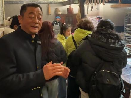 皖北也有江南韵!在文友小院里,古法四喜园子滋滋作响,天井腊肉在冬日暖阳里泛着油光,欢迎各位文友前来体验!#文友小院 #卫食园 #美食 #腊味