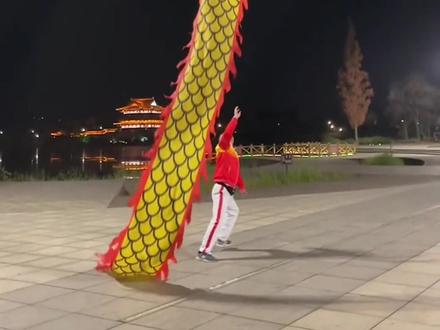 应很多舞龙初学者的要求,出一个舞龙前8后8慢动作教程讲解,希望能帮到大家#练起来 #舞出好心情 #加油💪