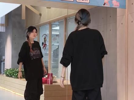 谁敢直视美杜莎的眼睛👀
教学来之来之!
#铲丝 #美杜莎 #时代峰峻新年音乐会 #舞蹈教学