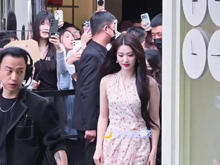 王楚然这条碎花裙真的绝了,温柔天花板!不管是约会度假还是日常穿,都超合适,穿上就是温柔千金本人!#王楚然 #碎花裙 #纯欲风穿搭 #氛围感穿搭 #夏日穿搭
