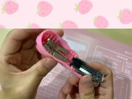 学生党买的小型订书机,使用中坏了,怎么办?先别扔,如果只是弹簧掉了,机身散开了,按照视频里面的步骤很容易修好。#订书机维修 #订书机怎么装