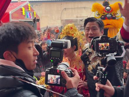 他(小登高)娶到他最爱的姑娘,满脸都是幸福的笑容#家乡习俗 #小登高 #小登高传媒 #小登高黑哥哥 #拍摄现场直击 @小登高(1月28号结婚) @小登高妈妈