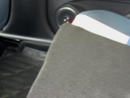 万能的抖音爸爸 帮我扩散下 寻求下解决办法吧 后排座椅中间位置的儿童安全带卡住了 有什么办法可以弄开吗#开车必备 #儿童座椅 #元plus #安全带的重要性