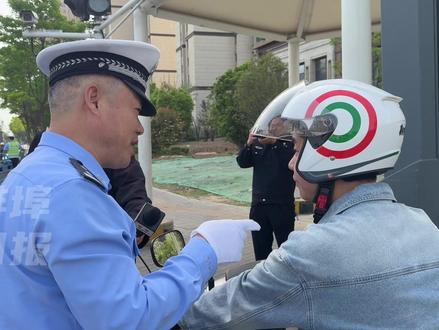 蚌埠交警持续开展电动车专项整治行动,重点查处未戴头盔、闯红灯、逆行,电动三、四轮车违反限行规定等