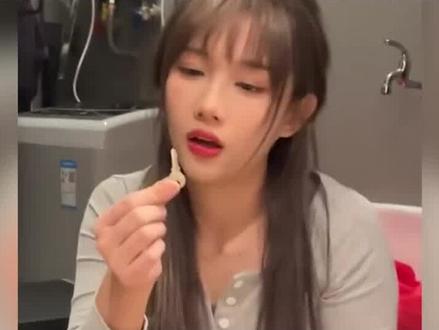 #钟婷 素颜曝光惨遭嫌弃,为博流量竟发布舔脚视频?这究竟怎么回事 #网红 #颜值 #美女 #娱乐