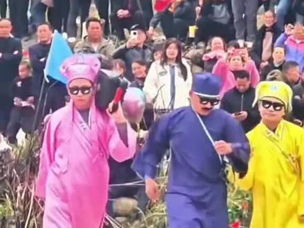 #广西壮族文化 #广西民族活动 #广西民族节日活动 #广西民族节庆 这氛围🤣这是什么神仙场面!广西民族活动也太会整活了吧~墨镜一戴谁都不爱,这氛围直接拉满!