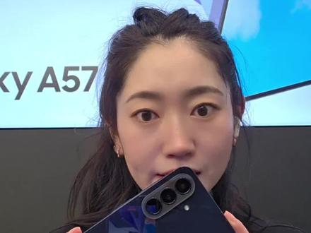 “家人们!中端机也能有旗舰体验了!三星A57来了!
179克、6.9毫米的机身,却塞下了5000mAh大电池和45W快充,轻薄和续航终于不冲突了!
重点是!它有IP68级防尘防水和6年系统更新,这可是3000价位段独一份的安全感!
5000万OIS光学防抖主摄,随手一拍都是大片,Vlog稳得一批!#三星A57