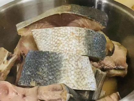 大马哈鱼肉紧致瓷实,需用重料长时间烹制,色泽酱红,咸鲜微辣! #在家做美食 #大马哈鱼