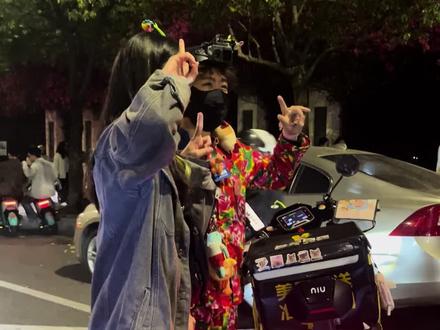 你小子单都不跑了 来青秀山拉妹崽#青秀山音乐节 @居崽