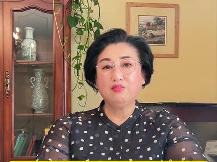 一个视频说明阿里达摩院问题出在哪里? 反观阿里巴巴全球数学竞赛,竞赛赛制很不完善,赛事管理很不到位,竞赛过程很不严谨;根本就没有清晰的标准化程序,也无法保证比赛的公平性公正性,没有任何公信力确保阿里巴巴全球数学竞赛的学术诚信。
阿里巴巴全球数学竞赛,不但预赛的开卷考试,考生分散各地没有统一的考场,考试时间48小时,作为主办方的阿里达摩院,没有采取明确而有效的措施避免考生,在这48个小时的开卷考试过程中,与教师等其他群体的讨论,共同完成答卷。没有任何监督,考生甚至可以将试题从网上下载后找专业团队提供答案。根本无法排除考生违规,更谈不上作弊,本身就敞着口,多少人帮助答卷都有可能,按时交卷就有效。
决赛环节,号称闭卷,也是线上考试,依旧没有统一的考场,只不过比预赛多了个摄像头。决赛考试时间是8小时,考生有两次休息的机会,每次30分钟,而且在这30分钟休息期间,考生可以离开摄像头。如此考试,考生完全可以第一次休息时把试卷的内容带出去,老师甚至是团队集体讨论答题,第二次休息时再把答案拿回来。甚至还可以在非休息时间离开摄像头,只要不超过10分钟都不算违反考试规则。
阿里巴巴全球数学竞赛的规则,简直就是驱动作弊考验诚信的游戏,规则设计低级可笑漏洞百出。决赛只是要求一天之内有8小时答卷窗口,完全可以采取牺牲一个账号零点登录,拿到试题。团队成员共同努力把做出答案,在最后一个窗口期上去答卷。这就相当于有一整天的不受监督的答卷时间,完全可以团队作战。如果多搞几个账号,还可以搞到不同赛道的试卷。考试分成几个赛道,每人只能选一个赛道,多几个账号登录不同的赛道,就可以把不同赛道的试卷都搞到手,然后选择考生擅长的赛道答题拿到高分。而且就这竞赛规则,获奖可以拿到高额奖金,你阿里巴巴整这数学竞赛什么意思?为了钓鱼执法吗?
就你们这种野蛮模式的数学竞赛,别说预赛,包括决赛在内,参赛考生相互讨论答劵的,难道仅仅只有姜萍师生吗?你阿里巴巴全球数学竞赛组委会,能拿出其他分布全球的据说是几万名参赛者,都没有:违反你预选赛开卷考试关于“禁止与他人讨论”规则的证据吗?如果大家都违反规则,就是你规则制定方的毛病,你自己也承认你们有毛病,凭啥就拿姜萍师生说事!而且不惜采取侵犯人权的方式!请阿里巴巴给全国人民一个解释!#姜萍 #阿里数学竞赛