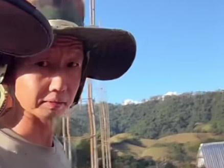 牛牛老挝建房:牛牛不在家,牛爸牛舅干活的同时兼顾给牛牛直播#海外建房#老挝媳妇#牛牛阿娜日常生活#海外生活#直播切片