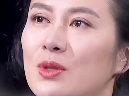 叶璇(Michelle Ye),1980年2月14日出生于浙江杭州,因在香港演艺界发展多年,常被误认为港星,实为内地演员。她出身知识分子家庭,祖父为大学教授,父亲从事房地产工作,但童年经历坎坷:9岁时父母离异,10岁随父移民美国,13岁起独立生活并勤工俭学,凭借优异成绩考入美国韦尔斯利学院(Wellesley College)政治系,后因1999年代表纽约参加国际华裔小姐竞选夺得冠军及“最具古典美态奖”而踏入娱乐圈,签约TVB后肄业。
在TVB期间(1999-2005年),她凭借《封神榜》中的杨莲花、《再生缘》的孟丽君、《云海玉弓缘》的厉胜男等角色崭露头角,尤以2005年《天下第一》中英气十足的上官海棠一角广受喜爱,成为TVB当红花旦。此后转战电影界,2006年凭处女作《情义我心知》获金像奖最佳新人提名,2010年以《意外》中内敛复杂的表演斩获第29届香港电影金像奖最佳女配角,并参与《复仇》《窃听风云3》等多部影片,逐渐确立影坛地位。
2011年后,她将事业重心转向内地,成立工作室并担任影视公司董事,出品《第九个寡妇》《雅典娜女神》等剧集,同时涉足商业与教育领域,2013年受聘为横店影视职业学院客座教授。近年来,她活跃于直播带货领域,但因形象转变(如不修边幅的直播风格)引发争议,同时自曝家庭纠纷:父亲病重期间遭保姆挑拨争产,童年时更因母亲酗酒虐待而被迫独立,这些经历塑造了她坚韧的性格。尽管个人生活波折不断,叶璇在影视、商业等领域的多栖成就仍备受认可,持续以演员、制片人等多重身份活跃于公众视野。