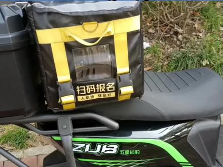 餐箱也可以当靠背!#外卖小哥