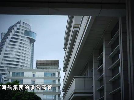 【贪官和家人坐公务飞机四处旅游】罗保铭,曾长期在海南工作,先后担任省委副书记、省长,省委书记等职。原海航集团的多名高管,和罗保铭关系非同一般。罗保铭以支持民营企业发展作为冠冕堂皇的幌子,给予了原海航集团诸多支持,而私下里,他则长期接受这一企业为他本人和家人提供的全方位高档服务。
罗保铭及家人多次乘坐原海航集团公务机到广东、山西、甘肃、陕西等地旅游,其家人还在原海航集团的安排下,多次到澳大利亚、新西兰、巴西、瑞士、西班牙等国旅游,相关费用由原海航集团承担。原海航集团在海口专门为罗保铭母亲提供了一套建筑面积300多平方米的别墅,供其免费居住使用四年,并安排保姆贴身服务,相关费用也是由原海航集团承担。就连罗保铭女儿的婚礼,场地也是由原海航旗下的一家酒店提供,礼仪、宴席、酒水等相关费用,全由原海航集团支付。
2025年12月,法庭以受贿罪判处罗保铭有期徒刑十五年。其政商圈子里的多名老板、领导干部等涉案人员,也受到了党纪国法的严惩。(来源:央视新闻)