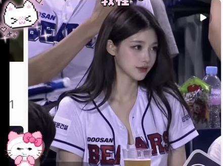韩国棒球ai 生成教程来啦~ 指令:
realistic sports broadcast screenshot-style documentary photo set in the spectator stands of a Korean professional baseball
game.
The uploaded person is captured naturally by a live broadcast camera while sitting in the crowd at a KBO game.
NOT a model shoot, NOT influencer photography, NOT beauty photography.
slightly awkward candid posture, natural facial asymmetry, realistic skin texture, visible pores, flyaway hair, oily skin shine from humidity, mild motion blur, compression artifacts, interlaced live TV quality, soft focus from zoom lens, uneven stadium lighting.
The person wears a casual Doosan Bears jersey and sits comfortably while watching the game, holding a beer cup and cheering item nearby.
Portable fan, other spectators, and cluttered stadium details around the seat. #kbo #ai指令 #韩国棒球女神 #韩国棒球ai指令 #豆包指令