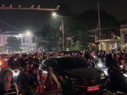 印尼盾的汇率,已经跌到2600以上了。 很多人问我,为什么印尼年轻人不爱存钱?其实答案很简单:因为印尼盾天天在缩水。
你今天辛辛苦苦存下来的100万印尼盾,听起来还是100万,数字没变,但换成人民币的钱,却变少了。能买到的东西,也变少了。这就是很多印尼年轻人的现实。
所以很多人宁愿把钱花掉,买手机,买摩托,出去吃饭,去旅行。不是因为他们没有规划,而是因为他们不相信这些钱,真的能保护他们的未来。
在一个汇率长期往下走的地方,存钱这件事,会变得很讽刺。你以为你在存未来,其实你只是把购买力,慢慢放在时间里蒸发。
如果是你,你会把金圆券存起来,明年再花吗?
#印度华裔#棉兰 #印尼盾 #汇率贬值 #印尼物价