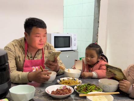 熊孩子吃饭看手机 夫妻两演戏来教育孩子 只不过有点费爸爸 #小孩看手机成瘾 #同一个世界同一个妈