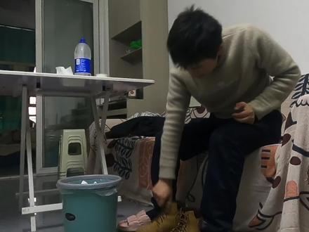 闪二娃的服装验证是不定时的抽查。有些大哥没有穿戴服装,被扣款了还有一些拿个文件袋,以为人可以蒙混过去。