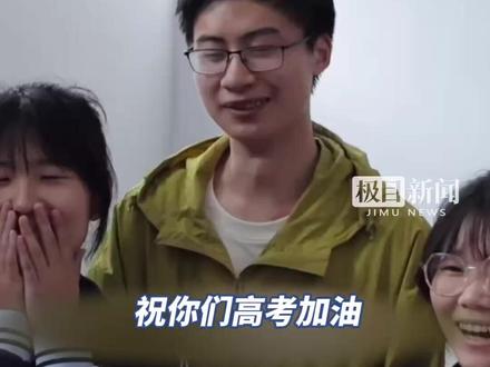 庞众望回母校被包围式“追星”,学弟学妹们激动求合照