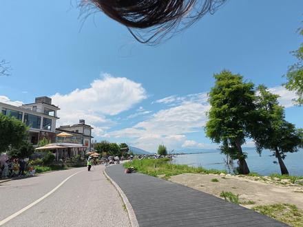 从马久邑小黄车骑行至喜洲古镇 #大理 #喜洲古镇 #旅行 #骑行vlog #大疆action5pro
楼主民宿选择在马久邑,所以从马久邑开始骑行,行程1个小时,骑行14公里。由于忘记带电池,进入古镇后没有录制视频,但是旺季人很多。
1.骑行选择:电动车、自行车。洱海生态廊道不允许外边电动进入,只能在里边租赁,共享单车20一个小时,还有多人的价格不清。共享单车相对便宜,也可以租赁村民的车,选择较多,价格不清,没问。
2.生态长廊:路上网红打卡点很堵,例如廊桥和S湾。路上S湾很多,大家可以不必在网红打卡点排队拥挤打卡。
3.喜洲古镇游玩:入内步行,交通工具不能进入。可以选择古镇观光车游览。稻田小火车19.9。我是沿路步行,岔路拐入再拐出,连吃带休息共3个小时左右。有很多扎染体验店,大家自行斟酌分辨。
4.喜洲古镇美食:烤饵块,,烤乳扇,米线,喜洲粑粑,白族菜,烤河虾,爆浆豆腐,泡鲁达,鲜花饼,还有必不可少的咖啡。路边摊很多,基本不猜坑。由于我是一个人游玩,胃口有限,吃的不多,不好做评价。大家自行选择。视频结尾的米线和烤肉在四方街,很好吃!!!推荐。