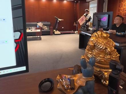 ROG枪神9Plus 开箱验机 性能测试免费升级6400频率 感谢湖北武汉袁老板的信任支持
ROG枪神9Plus 灰色
CPU:U9-275HX 8P+16E 24线程
显卡:RTX5070Ti-12G显存
内存:标配 三星 16G DDR5 5600 免费为老板更换成6400频率
硬盘:标配 海力士 1TB固态硬盘
网卡:WI-FI 7 BE200
屏幕: 京东方的屏幕 2.5K 500nits 240Hz
保全新机器,保安全下车!(直播间操作,呈现加装、验机、过程透明)
提供终身1V1技术服务支持(8-24点专业客服为您排忧解难、远程优化等)
提供终身保养服务(清灰、更换硅脂、相变、液金、导热凝胶等均不限次数)
如果您也需要视频中的专业安稳的购机服务,快来联系我们吧~~~~#ROG #枪神9Plus #开箱验机 #性能测试 #升级内存