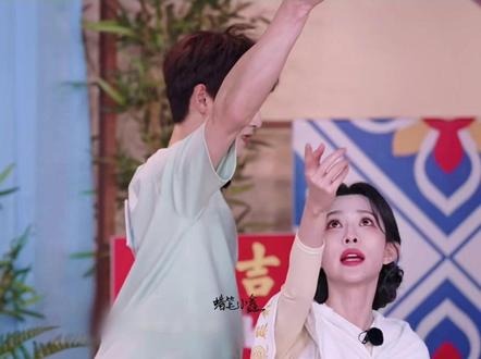 “为什么在下雨啊”
“因为天下雨了”
#孟子义 #李昀锐 #昀牵孟绕