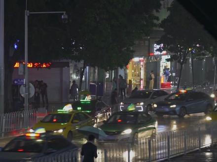 “不提雨 怎么描述雨下得很大.”#下雨了