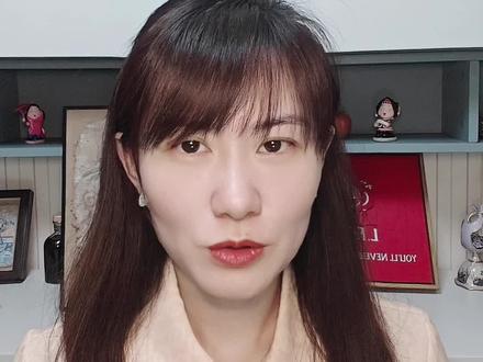 婚检报告都不给看,还结个毛线! 最近有个小姐妹准备结婚,和男友一起去做了婚检,结果男友竟然藏起婚检报告不给她看。小姐妹严重怀疑男友得了什么见不得人的病,她说万一要是艾滋,她岂不就惨了。 她问我,领证的日子定了,酒店也定了,可不可以强制要求男友拿出婚检报告,或者找医生要,不然这婚可咋结啊。
⚖️确实,《民法典》第1053条规定,婚前有重大疾病,必须主动告知结婚对象!艾滋病、梅毒这些重大传染病都算!故意隐瞒的——结婚后发现了,1年内可以申请撤销婚姻!这里划个重点:婚姻被撤销,婚姻记录会被抹掉,法律上算你从来没结过婚!但是,有人就说了,等到结婚后再发现,婚姻是可以撤销,但这一年内,我不就可能被传染了吗?
所以,婚检报告是一定要看的,可不可以要求对方必须提供呢?
答案是不可以,虽然《民法典》1053条规定了必须告知,但法律没有强制要求必须通过婚检报告来告知。
那有人就问了,可不可以两个人签个协议,强制要求对方提供?
答案依然是不可以,即使双方事先有约定,在对方反悔的情况下,也不能强制要求对方提供。
接下来有人问,两人一起去做婚检,能不能要求医生来提供?
答案还是不可以,婚检报告属于个人隐私信息!不经本人同意,医生私自向体检者的伴侣提供报告,属于侵犯隐私权,违法的❗
还有人出主意,如果双方事先在体检机构签协议,一方有权要求医疗机构提供对方的婚检报告,体检机构是否应当提供呢?
这疯狂敲黑板啊,答案还是不可以不可以不可以,签了也没用,就算签“生死协议”也没用,因为这类条款违反法律的强制性规定,直接无效❌
最后有人说,《母婴保健法》第九条规定,“经婚前医学检查,对患指定传染病在传染期内或者有关精神病在发病期内的,医师应当提出医学意见”。医生不提供婚检报告,但是不是可以向体检人的伴侣提供医学意见?
终极答案,还是不可以,这个医学意见只能向本人提出,不能给其他人。
所以,准备结婚的宝子们应该怎么做,才能获得对方的婚检报告呢?
没别的办法,只能对方自愿,双方一起到医院去领报告,互相交换,如果连交换婚检报告都不敢,还结个毛线婚啊。
如果是婚后发现对方不对劲,马上,立刻,开启自我保护模式,该去医院检查就去医院检查,该找律师撤销婚姻就找律师。
婚前体检是责任,坦诚相待是态度!转发给你的恋爱脑姐妹,结婚前按头做婚检!
#婚前体检 #婚检报告 #撤销婚姻 #女性自我保护#创作灵感