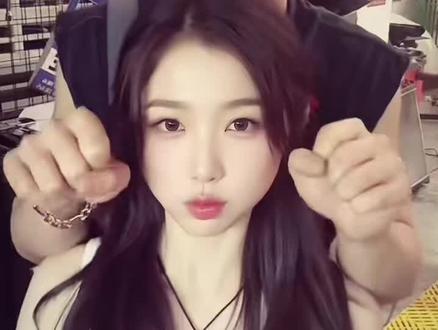 你俩是私服穿这么相似吗?让我有点怀疑是不是情侣装🤪@双轨(昏头版 @虞书欣Esther @何与happy #虞书欣 #何与 #双轨