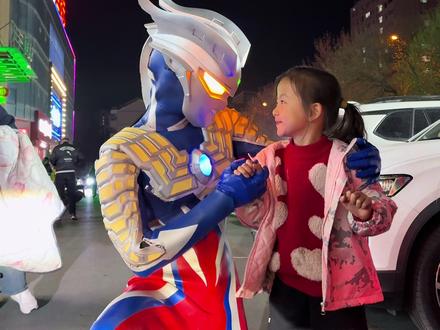 #昌乐奥特曼 变身赛罗来跟你们见面了!与赛罗奥特曼一起合照是种怎样的体验呢?#昌乐奥特曼李诗迪 #赛罗奥特曼 #变装 #cos