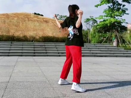 六一节目推荐《向快乐出发》课间操背面口令分解,向快乐出发课间操舞序结构:
第一部分:前奏+A+8拍+B+C
第二部分:A*2+8拍+D+B+C
第三部分:A*2+8拍+D+4拍原地踏步+A*2+8拍+结尾4个8拍结束.
原创:一只向上的体育老师#向快乐出发课间操#向快乐出发分解动作 #向快乐出发#课间操#六一节目 #向快乐出发课间操