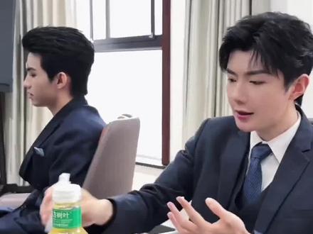 你原本就是恶劣
邪恶Labubu 眉头一皱
就开始上手恶作剧
没有年上的纵容
哪有年下的无法无天
剧里游主任对樊狗步步退让
剧外普普对云猴无奈纵容
怎么都那么好嗑
#52 #郝熠然 #云旗
@郝熠然 @云旗Yunqi