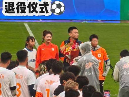 张弛!这个名字对泰山球迷从不陌生!
从1999年踏入鲁能足校的青涩少年,
到2007年征战一线队的铁血老将。
18载一线岁月🧡27载泰山情缘🧡
(仅2025赛季后半段短暂租借至青岛海牛)
三次重伤断腿,三次涅槃归来!
奔跑.拼抢.坚守.
他把最好的青春都留给了这片绿茵!
他将自己最好的年华,
全都献给了这片深爱的球场!
今日挂靴,传奇不朽。
谢谢你,张弛!
你永远是泰山球迷心中,
最值得敬重的铁血硬汉与功勋传奇!
#泰山队张弛正式退役 #王大雷 #热爱足球的男孩 #创作者中心 #创作灵感 @抖音创作小助手 @DOU+上热门