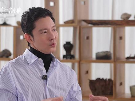 立威廉曾是无数人心中的“威廉王子”,却在2025年突然淡出公众视线,直到自己走出阴影后,他才首次讲述这次患癌经历。一次常规体检,竟查出近3公分的甲状腺癌。两次手术,身心几近崩溃。他在手术前曾害怕“再也醒不过来”,甚至重新安排遗嘱,只为确保所爱之人生活无忧。这段经历彻底重塑了他的排序。而今他走出阴影,坦然分享:健康与家人,永远该放在第一位。#立威廉患癌 #立威廉 #甲状腺癌 #遗书 #生命