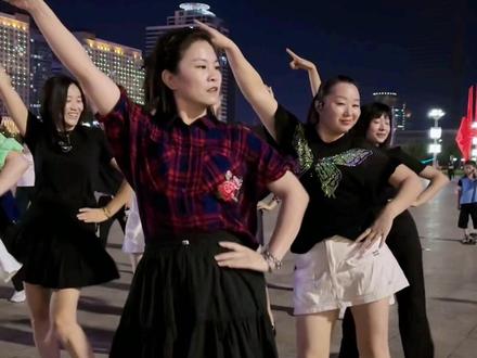新舞蹦吧啦40步,超长完整版来了。#广场舞style #潮流广场舞 #蹦吧啦 @抖音小助手