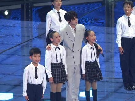 #蔡徐坤 和小朋友互动好温柔