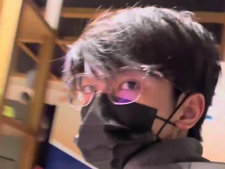 #穆祉丞 反差感..带上眼镜秒变智性恋 摘下眼镜就是宝宝级别