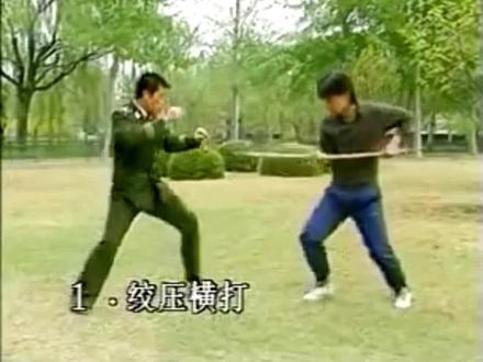 再有人拿个破棍子和你比比划划的,就这样对付他你看怎样?#防身术 #功夫 #擒拿格斗