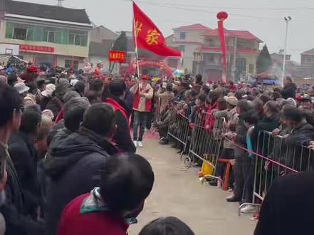 这是今天我们楚剧演出的现场,这个是“送腰台”,就是戏演到中间的时候,停下来,四乡八邻敲锣打鼓送来各种礼品堆在舞台上,寓意对演出的祝贺和抬庄。🌷🎈🧨#人山人海 #场面壮观