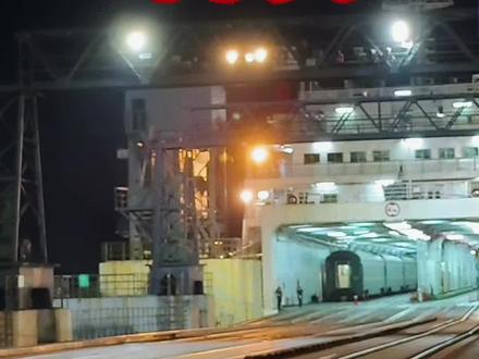 绿皮火车是如何开过琼州海峡抵达海南三亚的,今天带大家去揭秘 ,一趟绿皮火车的车厢约18~19节 ,把火车分成4段 ,分别推进这个轮船里,到了海南后然后把这4段话分开的火车拖出来,然后连接成一个整体 ,在始发到三亚火车站 。这个轮船在海上要1小时左右分别可以抵达广东徐闻和海南三亚 ,好多人又会问为什么不建桥 ,横跨广东徐闻与海南三亚 之间的琼州海峡属于深海区 ,海底环境复杂 ,以目前的技术无法完成造桥,运火车的这个轮船有200米长 28米宽,一艘这样的轮船肯定是忙不过来的 ,听说有多艘这样的轮船,第一层停火车 第二层停载重货车与小汽车,还可以坐人,人车是分离的 ,只有火车上的人不用下车分离。 火车上船之前那个大大的蓝色柜子是什么 ? #火车上船去海南 #绿皮火车 #琼州海峡轮渡 #一个人的旅程