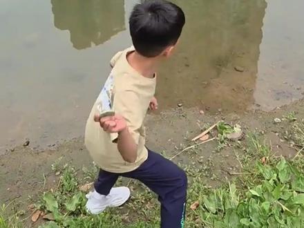 老爸一顿指导打水漂要领,小孩哥一出手直接 “封神” 来源:@卡卡
