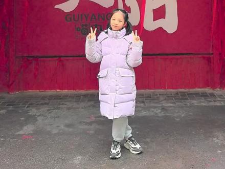 贵阳一日游📍逛吃美食夜景citywalk超绝攻略 🍀贵阳,一座市井与繁华碰撞出浓浓烟火气的宝藏城市,
拥有🎂超多美食、🏦地标建筑和🙉网红吗喽,
住在哪、吃什么、怎么逛,这篇攻略教你玩出地道的贵阳味。
🌸我的贵阳一日游是由落地第一天和返程日的两个半天组成的。
🌟🌟🌟第一天,坐飞机到达贵阳
入住喷水池附近酒店
步行去附近有名的小吃三条街(正新街、民生路、蔡家街)逛吃
📍正新街超多小吃
✅锅巴糍粑
✅土豆片,番茄味很适合小朋友,又脆又香。
📍民生路有很多贵阳特色美食
✅但家香酥鸭,外酥里嫩
✅丁家脆哨也很有名
✅蛋包洋芋,洋芋国的土豆果然很香
📍蔡家街,✅金牌罗记肠旺面很有名
📍沿着中山东路往东走,可以打卡老东门遗址和文昌阁
✅豆米火锅,汤底豆香四溢,再搭配排骨和蔬菜,每一口都超级下饭。
📍回酒店后还没吃过瘾
✅黄瓜牛奶糯米冰浆✅丝娃娃✅牛肉粉✅酸奶罐罐
🌟🌟🌟回程日
📍黔灵山公园,环境超好还免费。
✅从南门进✅坐缆车上山✅在瞰筑亭俯瞰贵阳的全景✅一路下山看可爱的猴子,在弘福寺和熊猫馆附近比较多。✅一路走到动物园,老虎、狗熊、天鹅各种动物,蕞有名的要数网红猴和大熊猫了✅接着经过麒麟洞✅南门出。
📍甲秀楼
领略历史风韵,如果有时间建议看夜景,别有一番风味。
📍青云市集
有很多特色摊位和店铺,各种文创和精致小物超级好逛。
贵阳这座历史与现代交融的城市,你觉得怎么样?
🌟🌟🌟我是Sunny妈妈,更多遛娃攻略及好物分享持续更新,记得关注哦!#上热门 #贵阳 #贵州 #逛吃全攻略 #城市里的烟火气