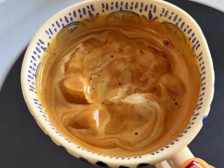 都去给我做!太好喝了吧!这是我喝过最香的黄油拿铁!真的巨巨巨好喝!#咖啡日常 #仙女都在喝什么#400次咖啡 #超好喝#冬日热饮 @胡姬花古法花生油官方旗舰店 #胡姬花古法笨油更香