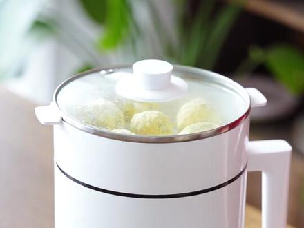 把春天揉进团子里,一口咬下整个三月🌱
春天的菠菜嫩出水,胡萝卜甜丝丝,香菇带着山野的鲜气——把它们做成蒸团子,蒸出来的全是食材本身的清甜。!
春天的馈赠,身体真的会记住哦。🌿
#美食教程 #蔬菜团子 #蒸蔬菜 #春天的味道 #健康饮食