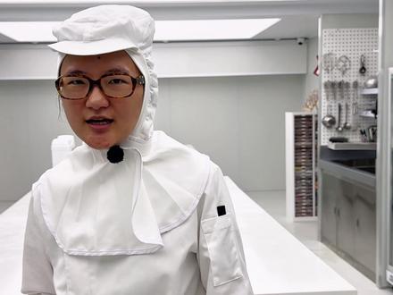 后厨日记|烘焙人梦想中的甜品间🌟
2025年终于把我心心念念的厨房落地
随手po的厨房照 没想到被50w人围观了
好多同行都说想过来参观一下…
已经不止一个人说我们后厨装修感觉不像在做蛋糕 像在做实验 因为我们在环境干净卫生上真的整改太多次了
一起看看我们前后努力的效果
也发出来 让大家参考一下
大家还有想想看的也可以问我呀~
#烘焙厨房 #烘焙人的日常 #长沙蛋糕店
#VIVACAKE #解压治愈