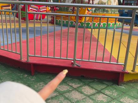 发现无人驾驶货运车,12 个轮子,原来拉着 3 辆救援车 #玩具 #玩具视频 #玩具故事