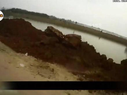 一时的大意,仅仅一瞬之间于两个儿子阴阳两隔,交通安全! 大货车司机倒车,两个孩子遭到碾压,一天痛失两个孩子的父母是多么的绝望和无助! 哥哥带弟弟去看病,被货车卷入车底。