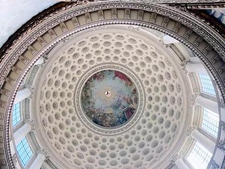 1791年,法国先贤祠在巴黎市中心建成,用于永久纪念法国历史名人的圣殿。它原是路易十五时代建成教堂,1791年被收归国有脱离宗教后,改为埋葬“伟人”的墓地。大门正面,门楣上镌刻着几个大字,“伟大人物,祖国感恩”;下面的柱廊是表现爱国主义和英雄主义的浮雕;进入厅内,墙壁上和穹顶的油画不再完全是宗教内容,而主要描绘的是法兰西历史事件;正中本该是供奉耶稣的位置矗立着一组“国民公会”大型群雕。
先贤祠内安葬着伏尔泰、卢梭、维克多·雨果、爱弥尔·左拉、、居里夫妇和大仲马等法国伟人。截至2018年六月,共有72位对法兰西做出非凡贡献的人享有这一殊荣,其中仅有11位政治家。栖身于先贤祠不是件容易的事,它的条件非常苛刻,许多享誉世界的伟人,如巴尔扎克、莫泊桑、笛卡尔,仍不得门路进入。#抖音看世界